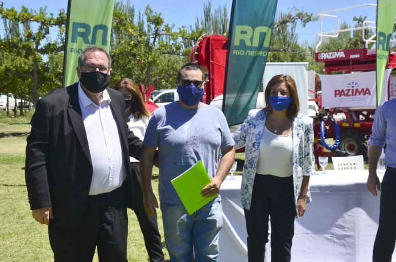 Orazi acompañó a la Gobernadora Carreras en la entrega de maquinarias a productores