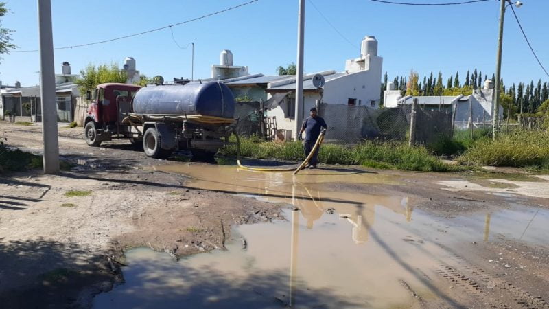Trabajos de limpieza en la red cloacal de loteo Ledda