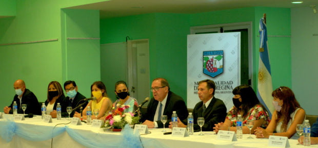 “Ratifico mi compromiso de trabajar fuerte y decididamente para que cada reginense viva cada día mejor” “Ratifico mi compromiso de trabajar fuerte y decididamente para que cada reginense viva cada día mejor”