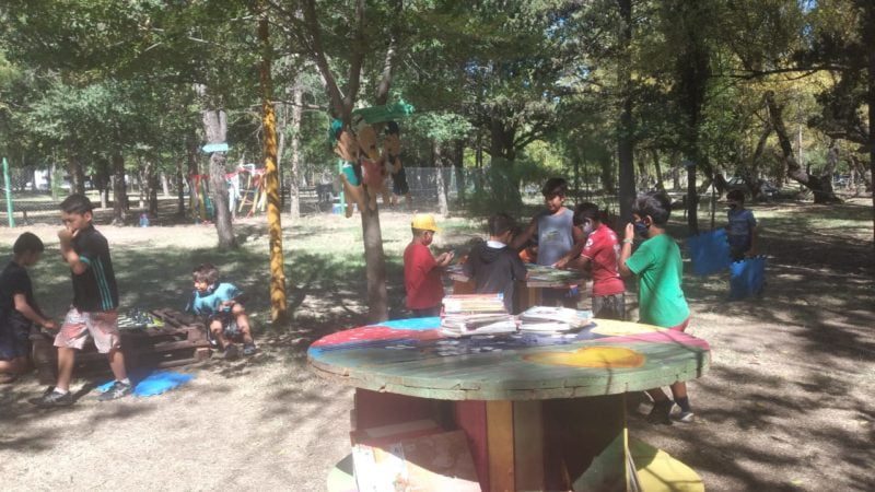 Continúan las visitas a la biblioteca al aire libre