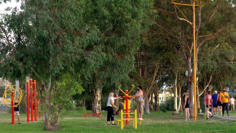 El Paseo del Arroyo estrenó aparatos de ejercitación y luminaria