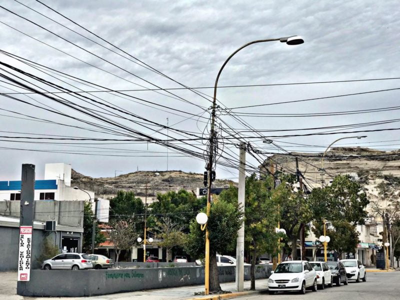 POCO CIELO MUCHOS CABLES