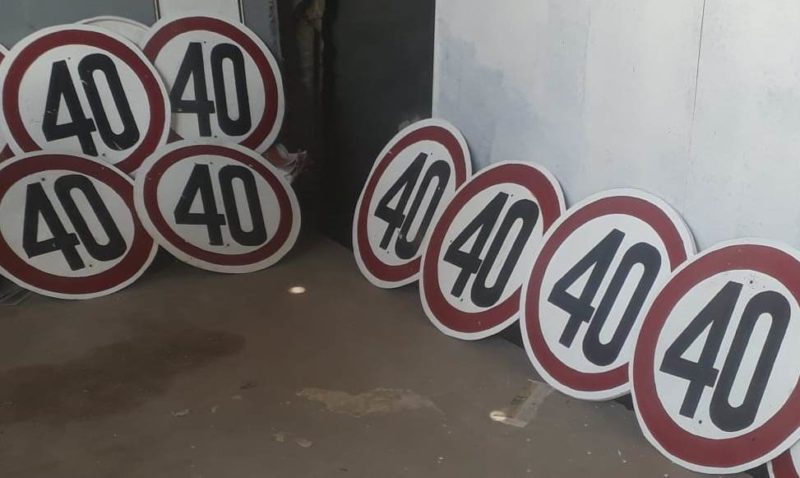 Se instalan carteles de velocidad máxima permitida