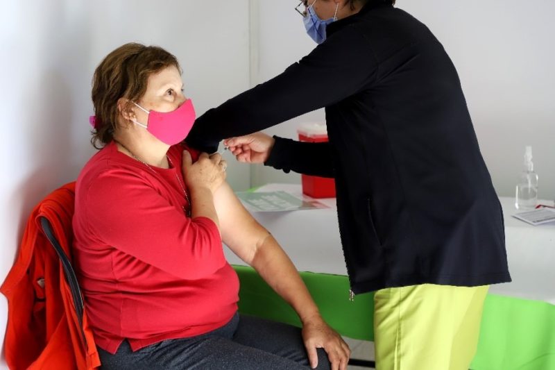 Vacunación COVID-19: Desarrollo Social colabora en la inscripción de adultos mayores