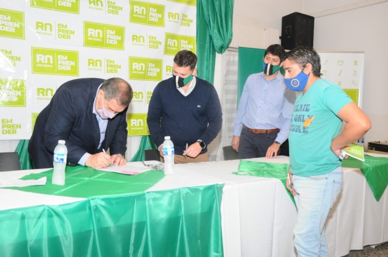 Orazi participó de la firma de los convenios del Programa Emprender