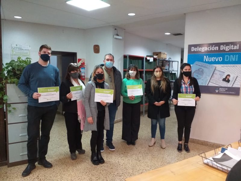 Sábado joven: Orazi entregó certificados al personal del Registro Civil