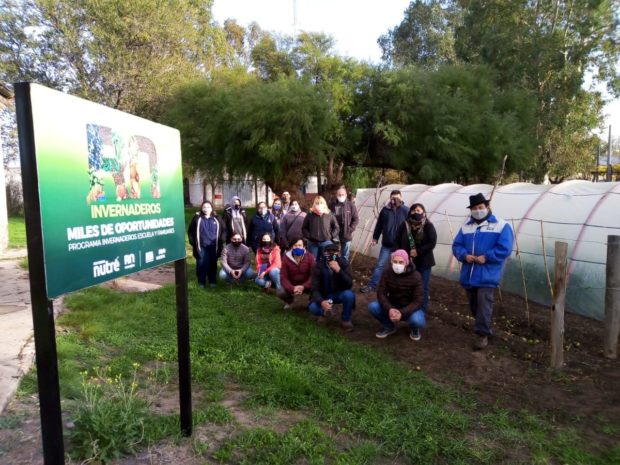 Funcionarios se interiorizaron sobre el funcionamiento de invernaderos escuelas Funcionarios se interiorizaron sobre el funcionamiento de invernaderos escuelas