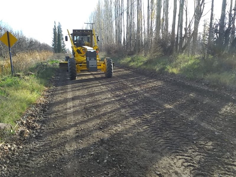 Con la nueva motoniveladora, se trabaja en los caminos rurales