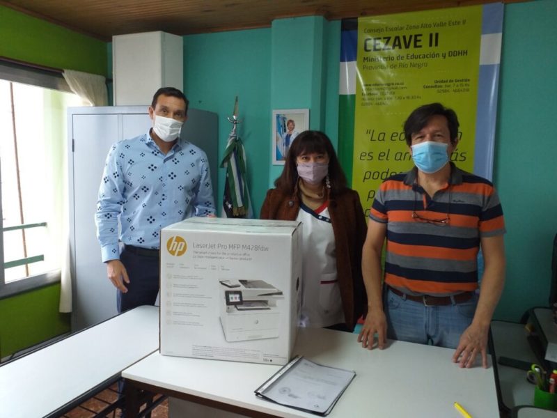 Entrega de insumos a establecimientos educativos