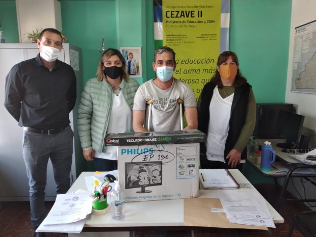 Entrega de insumos informáticos a la Escuela N° 196