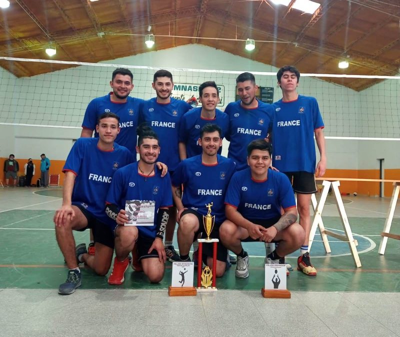 Se disputó torneo de vóley masculino en Cumelen