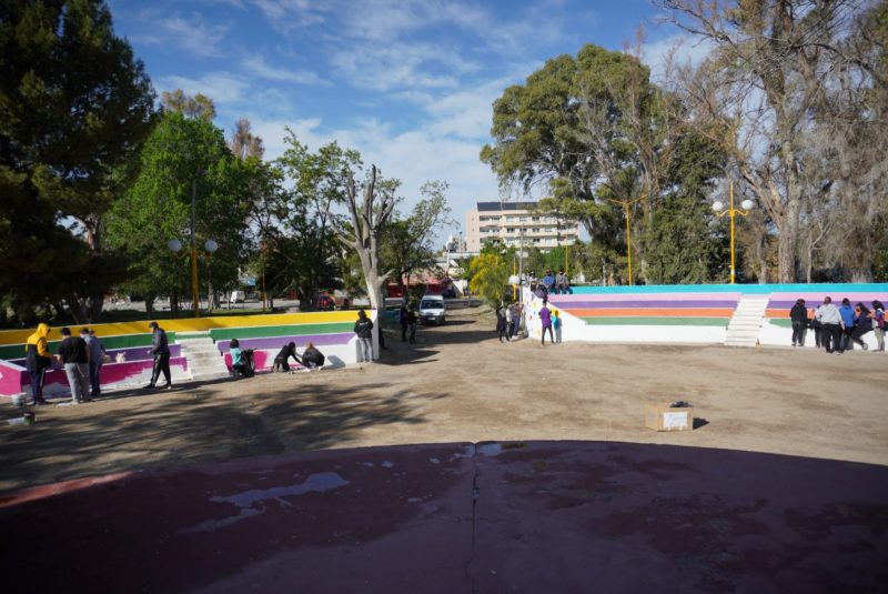 Alumnos y alumnas de la ESRN 145 intervienen artísticamente el minianfiteatro del Militante