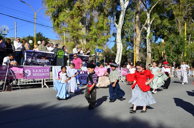 Colorido y multitudinario desfile: la ciudad en su máxima expresión