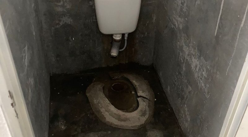 Hecho vandálico en los baños del ingreso a la Isla 58